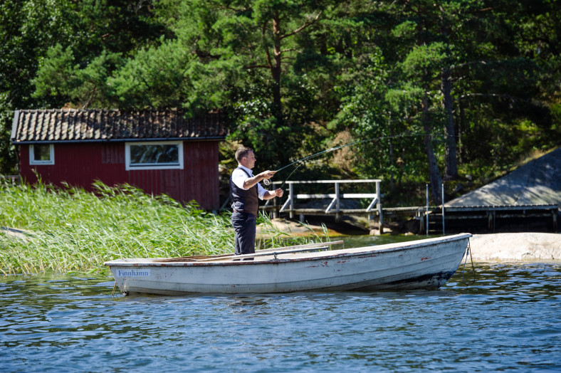 groom fishing