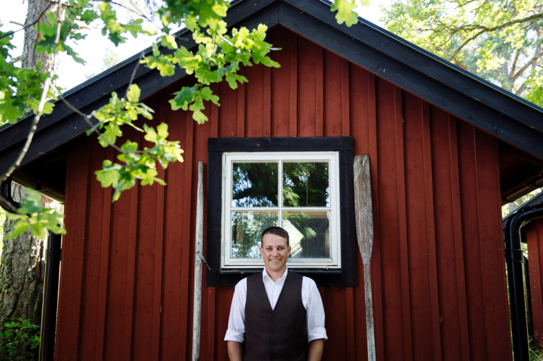 Swedish groom with paddles
